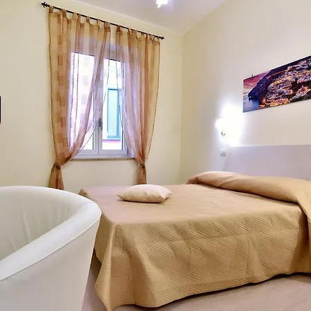 La Piazzetta * SantʼAgata sui Due Golfi
